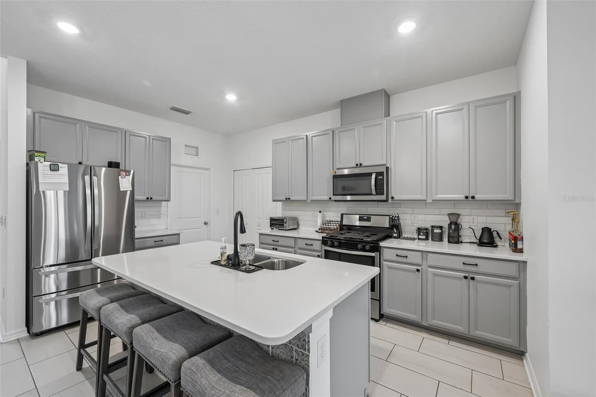 5518 LOS ROBLES COURT — photo 9 of 36