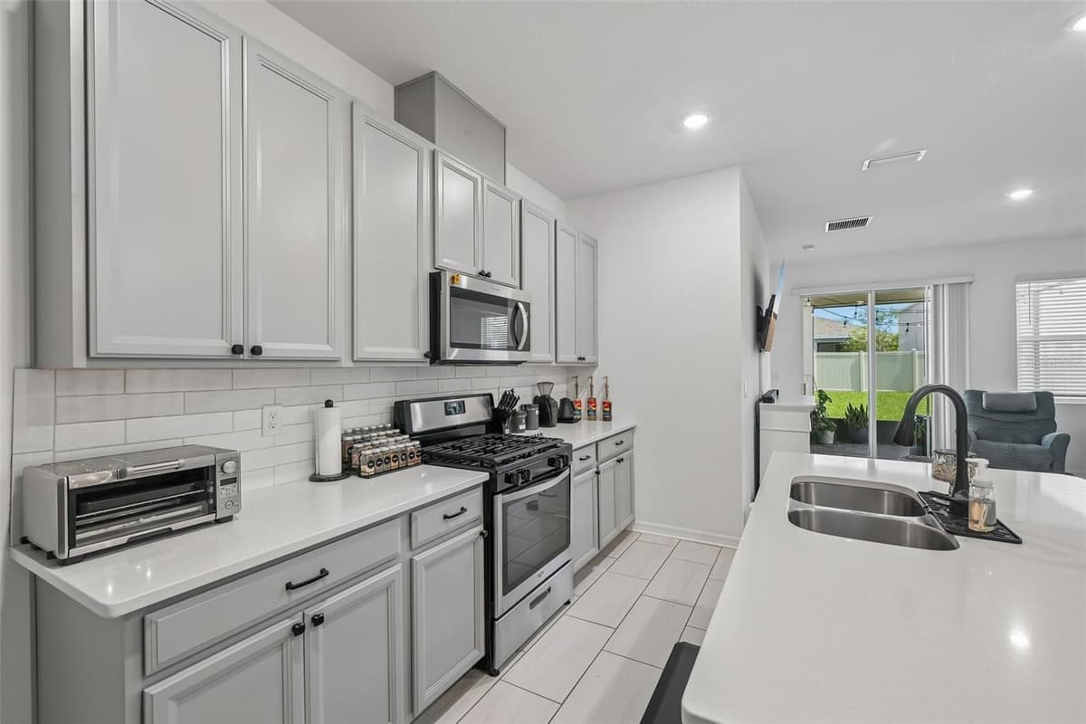 5518 LOS ROBLES COURT — photo 7 of 36
