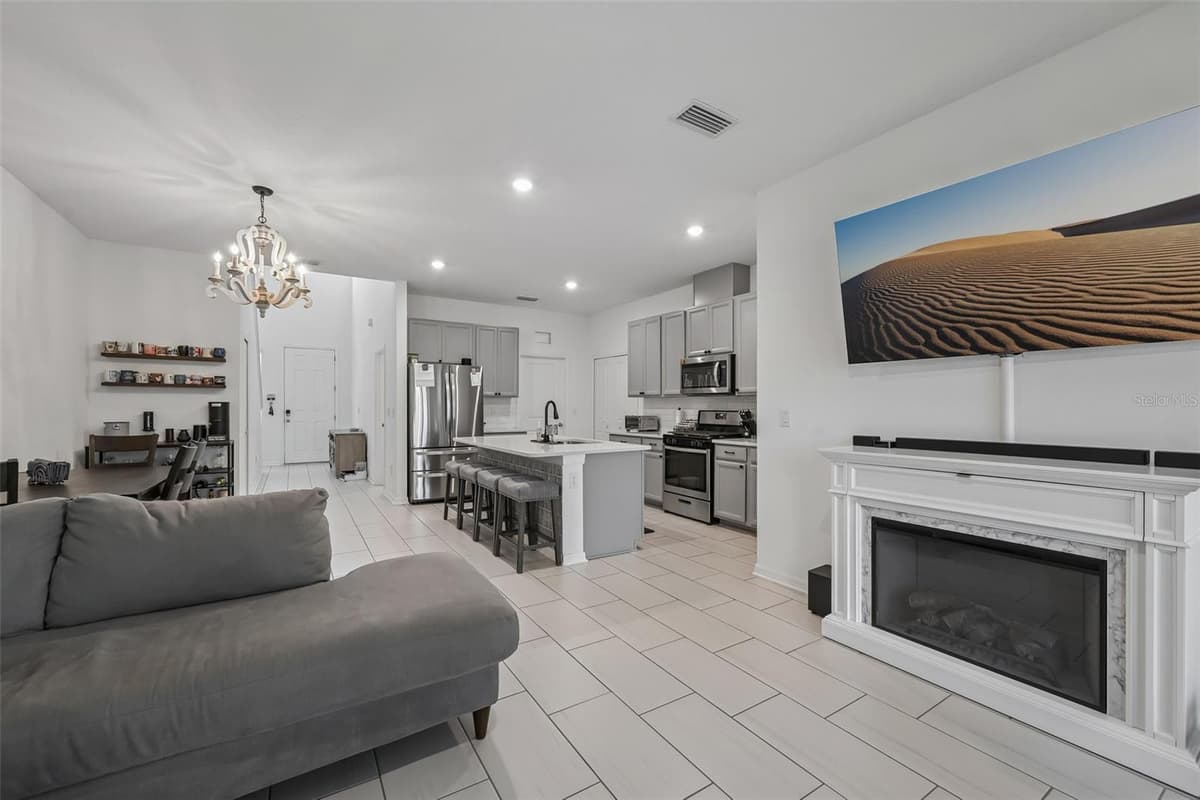 5518 LOS ROBLES COURT — photo 4 of 36