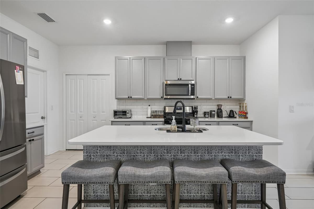 5518 LOS ROBLES COURT — photo 10 of 36