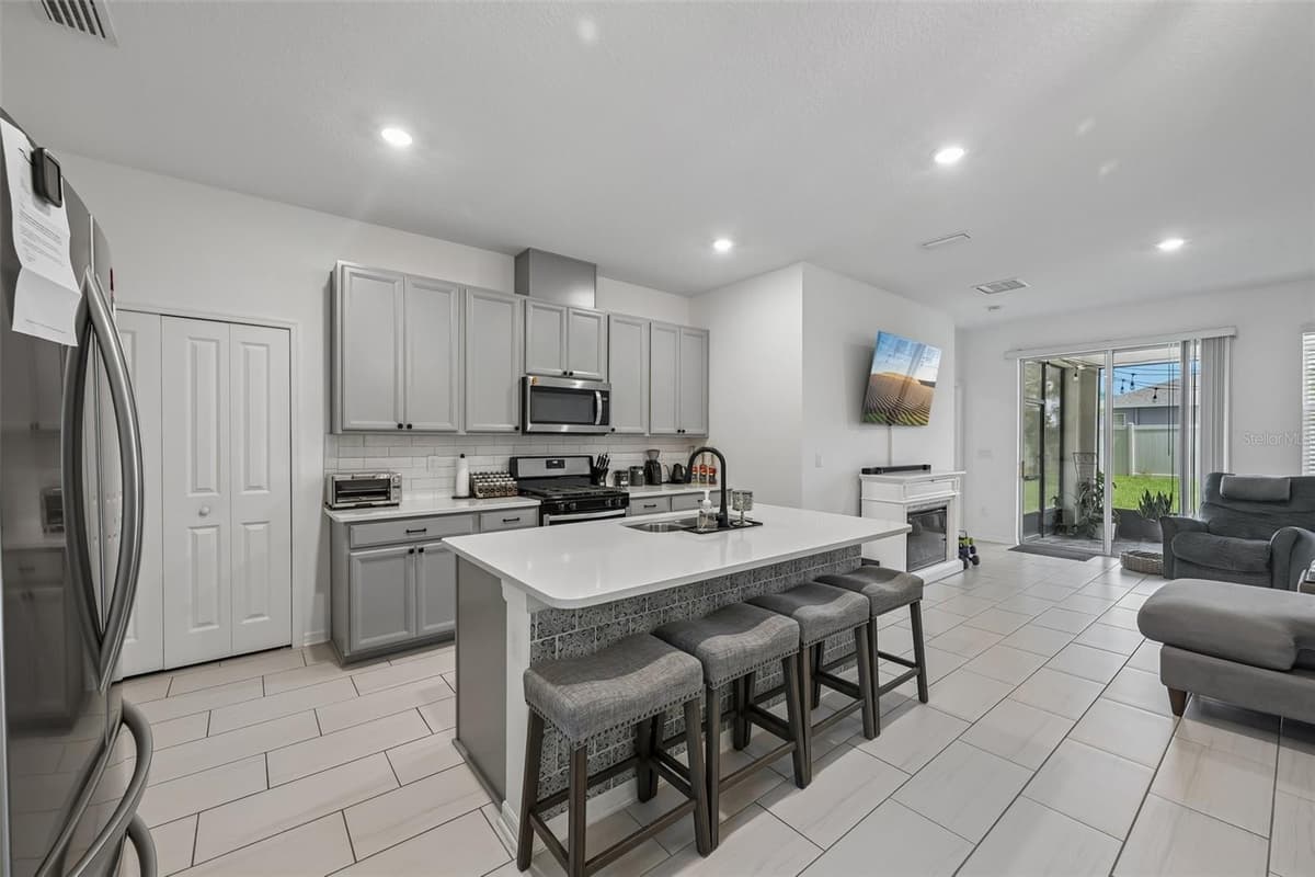 5518 LOS ROBLES COURT — photo 6 of 36
