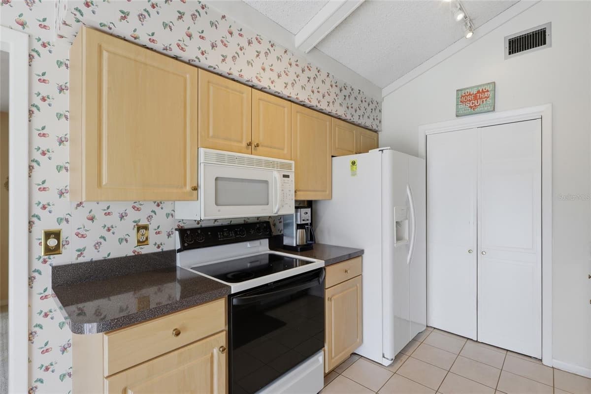 6811 TWELVE OAKS BOULEVARD — photo 19 of 26