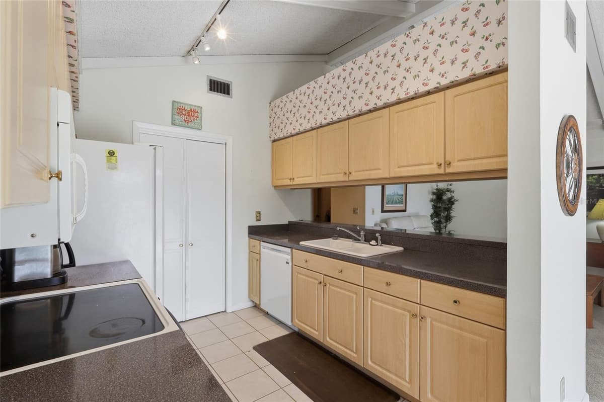 6811 TWELVE OAKS BOULEVARD — photo 18 of 26