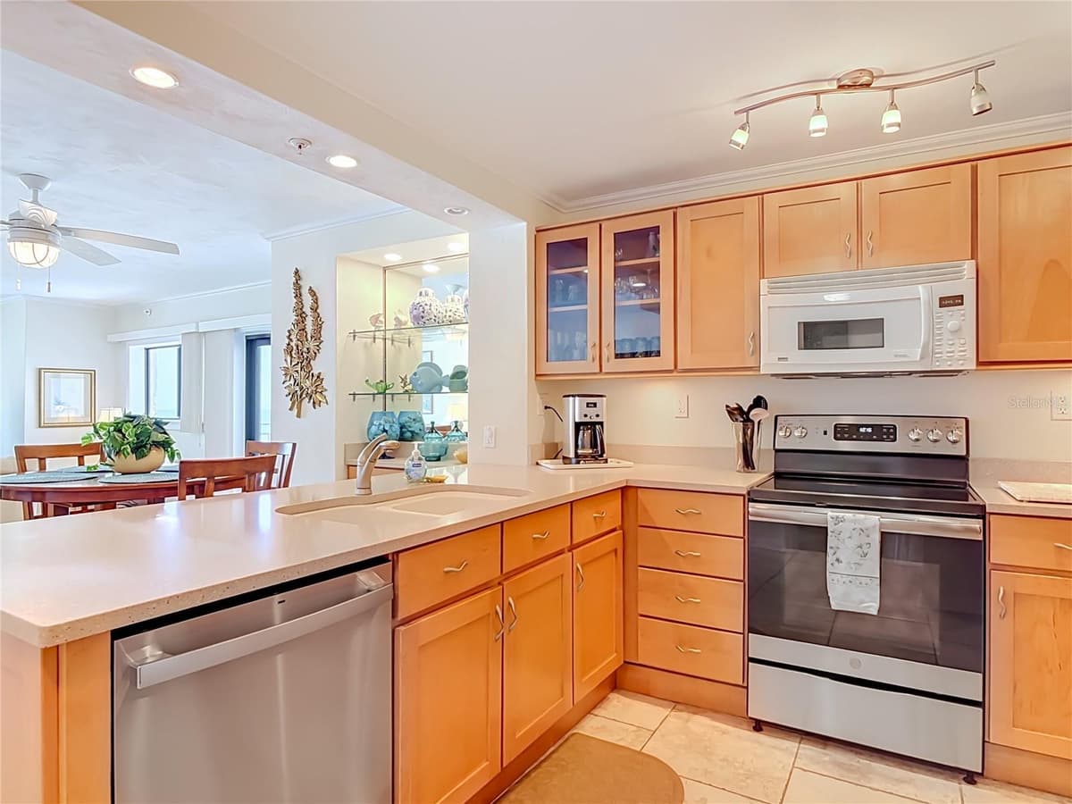 5207 ATLANTIC AVENUE — photo 10 of 60
