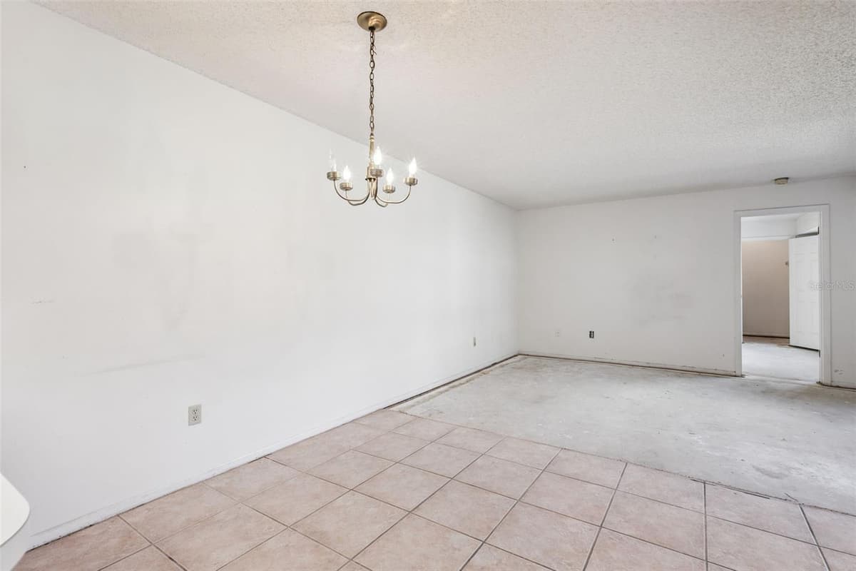 93 WINDTREE LANE — photo 8 of 31