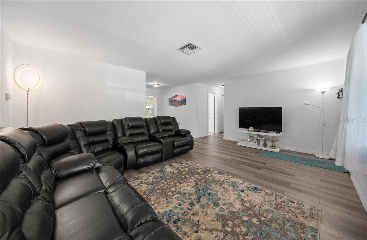30 LINCOLN AVENUE — photo 8 of 29