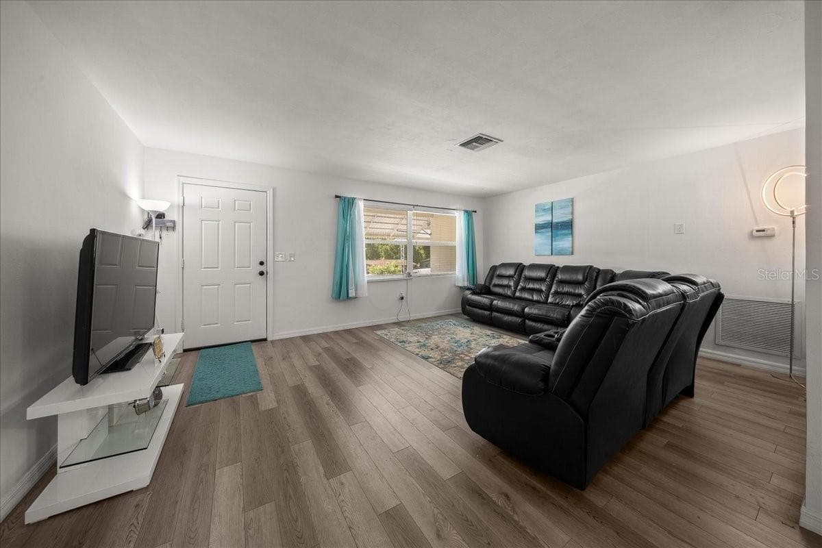 30 LINCOLN AVENUE — photo 10 of 29