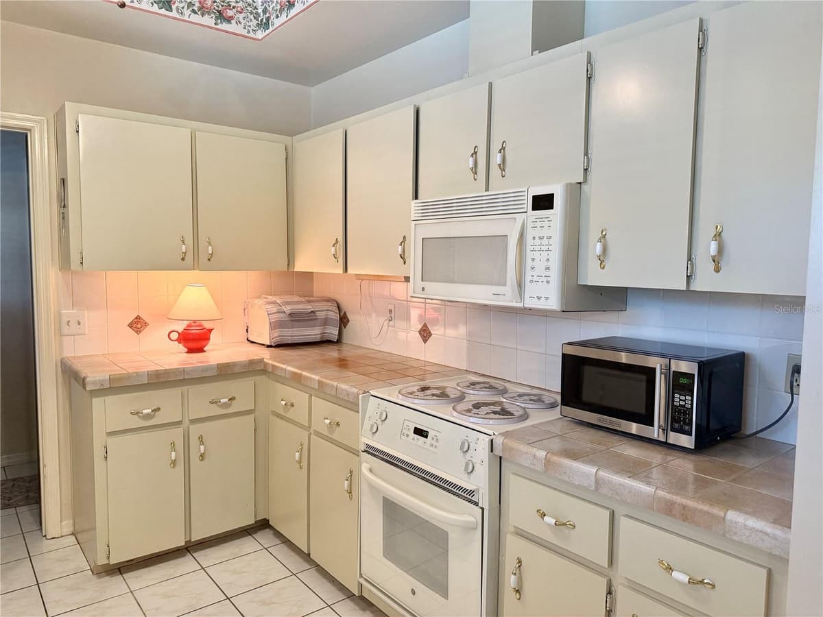 924 RIDGECREST ROAD — photo 9 of 27