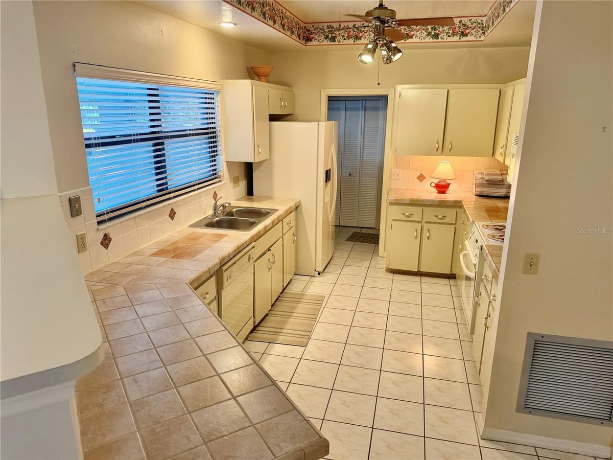 924 RIDGECREST ROAD — photo 6 of 27