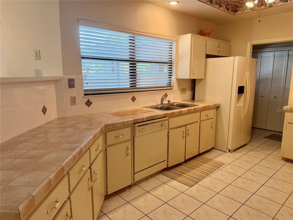 924 RIDGECREST ROAD — photo 8 of 27