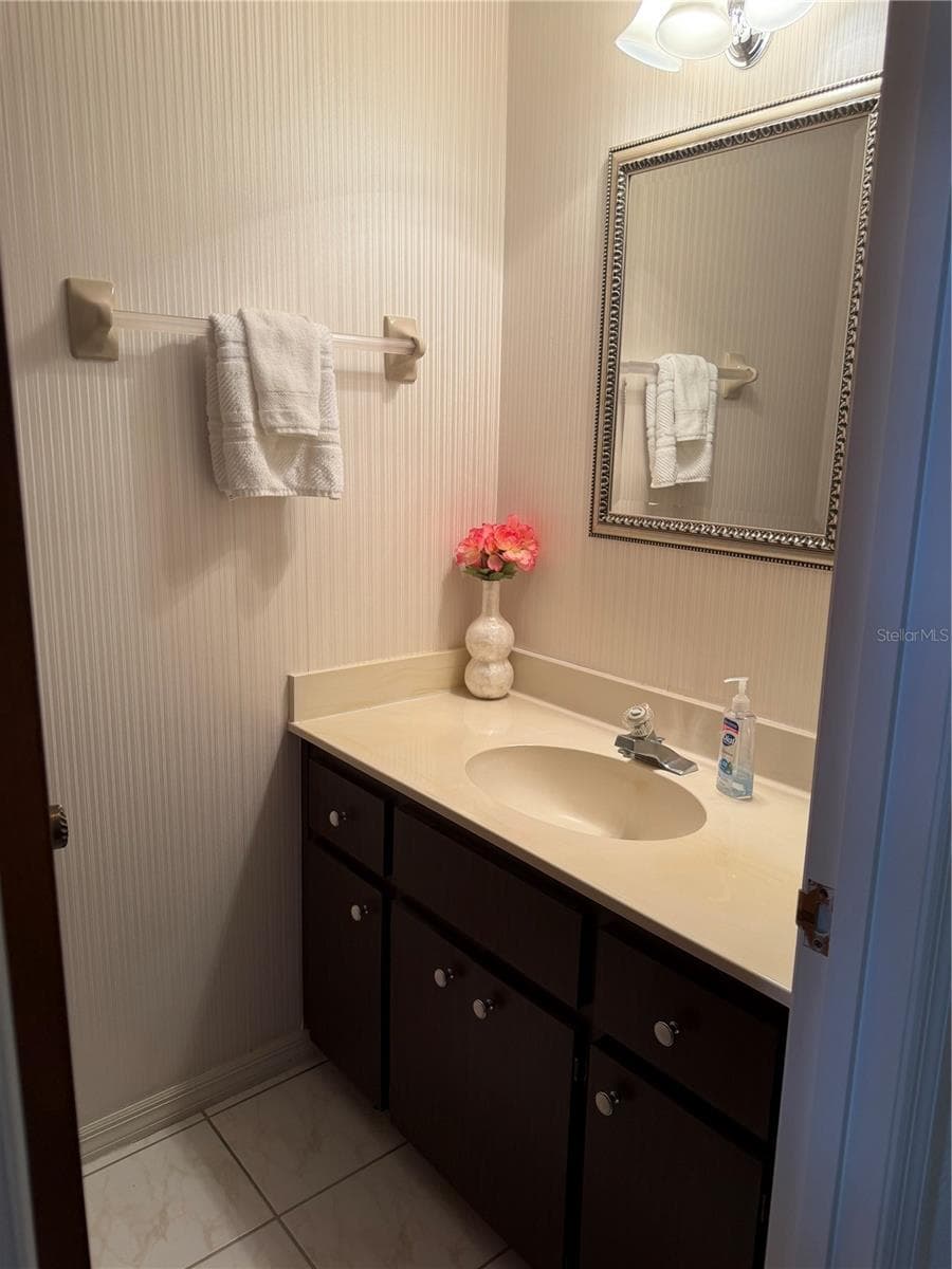 924 RIDGECREST ROAD — photo 4 of 27
