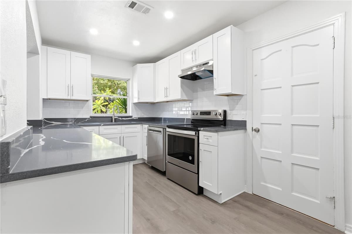 10 ORION AVENUE — photo 11 of 39