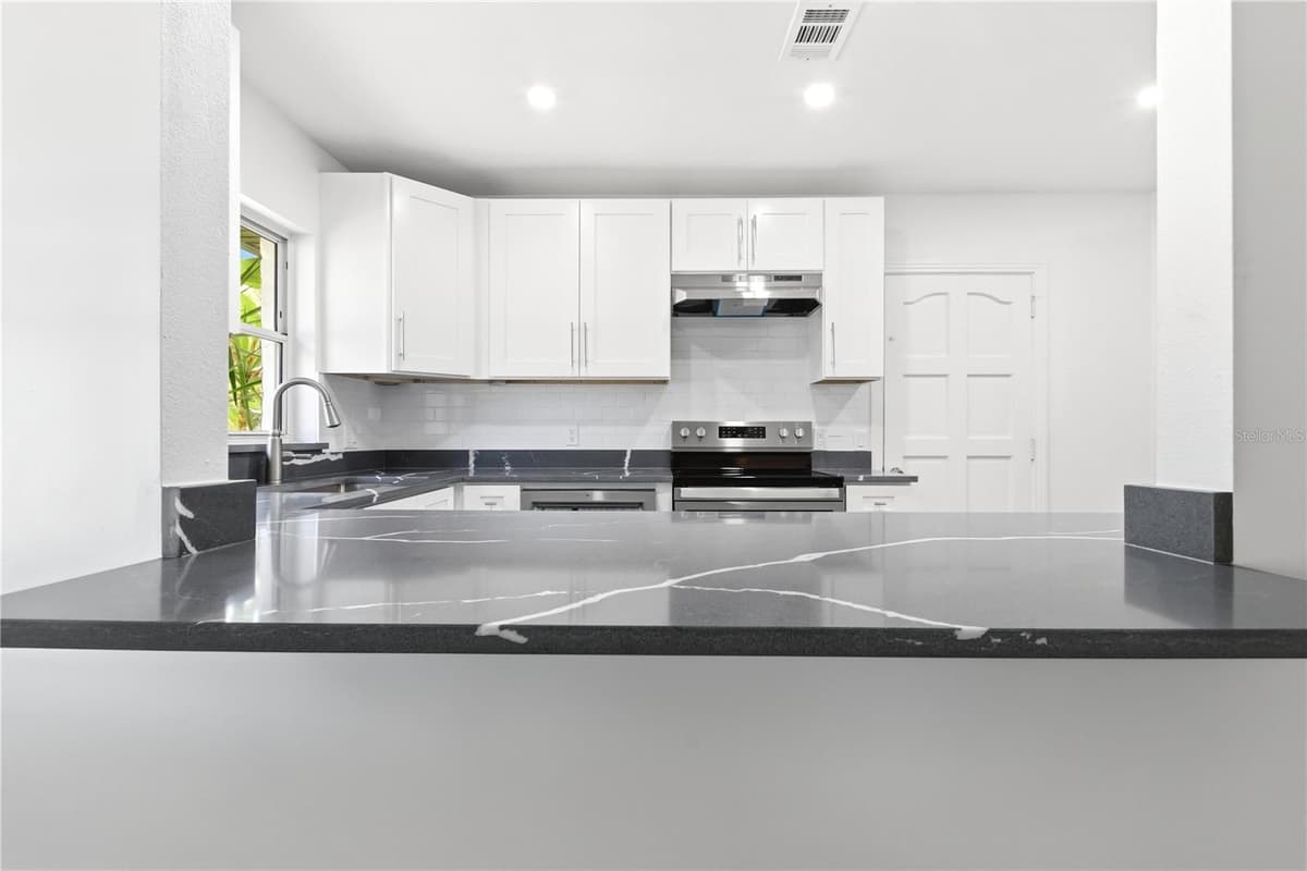 10 ORION AVENUE — photo 10 of 39