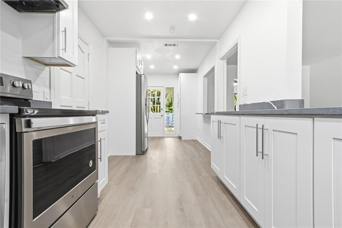 10 ORION AVENUE — photo 14 of 39