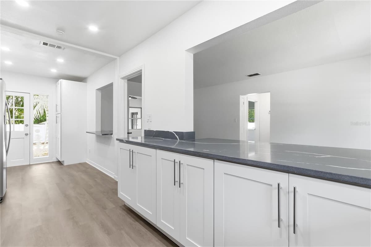 10 ORION AVENUE — photo 15 of 39
