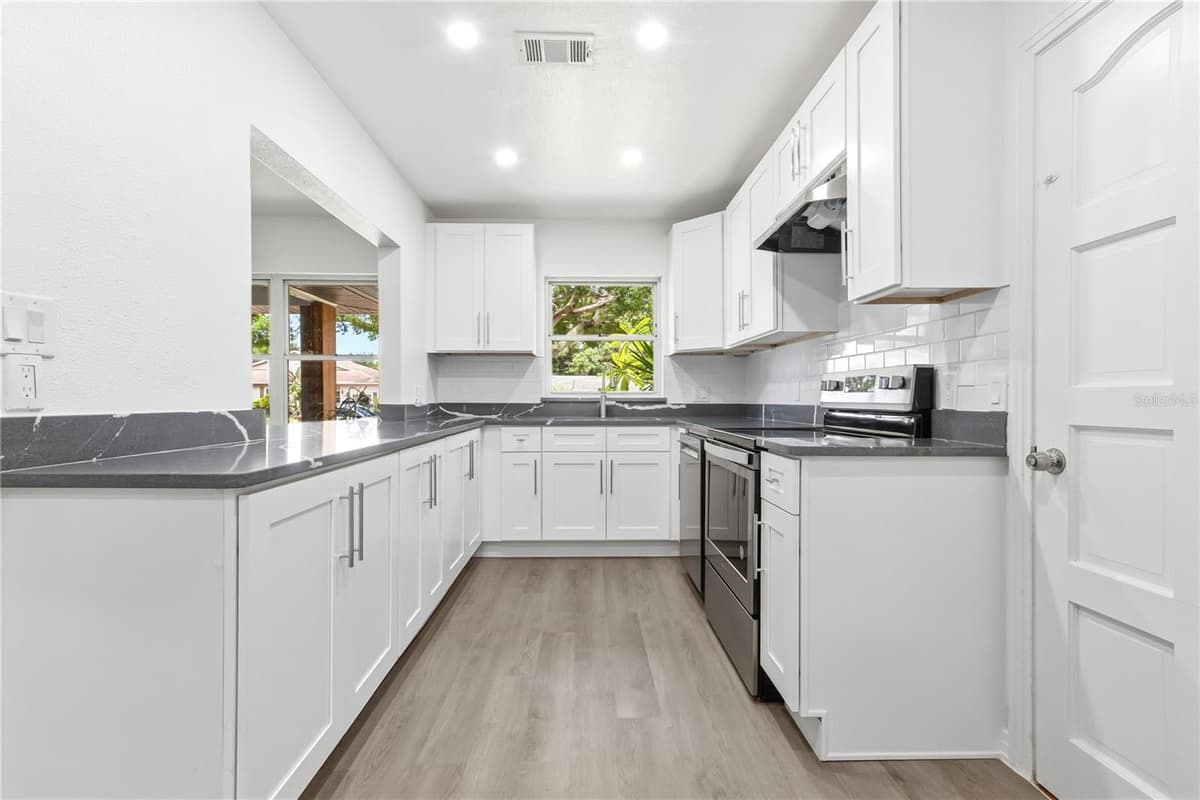 10 ORION AVENUE — photo 12 of 39