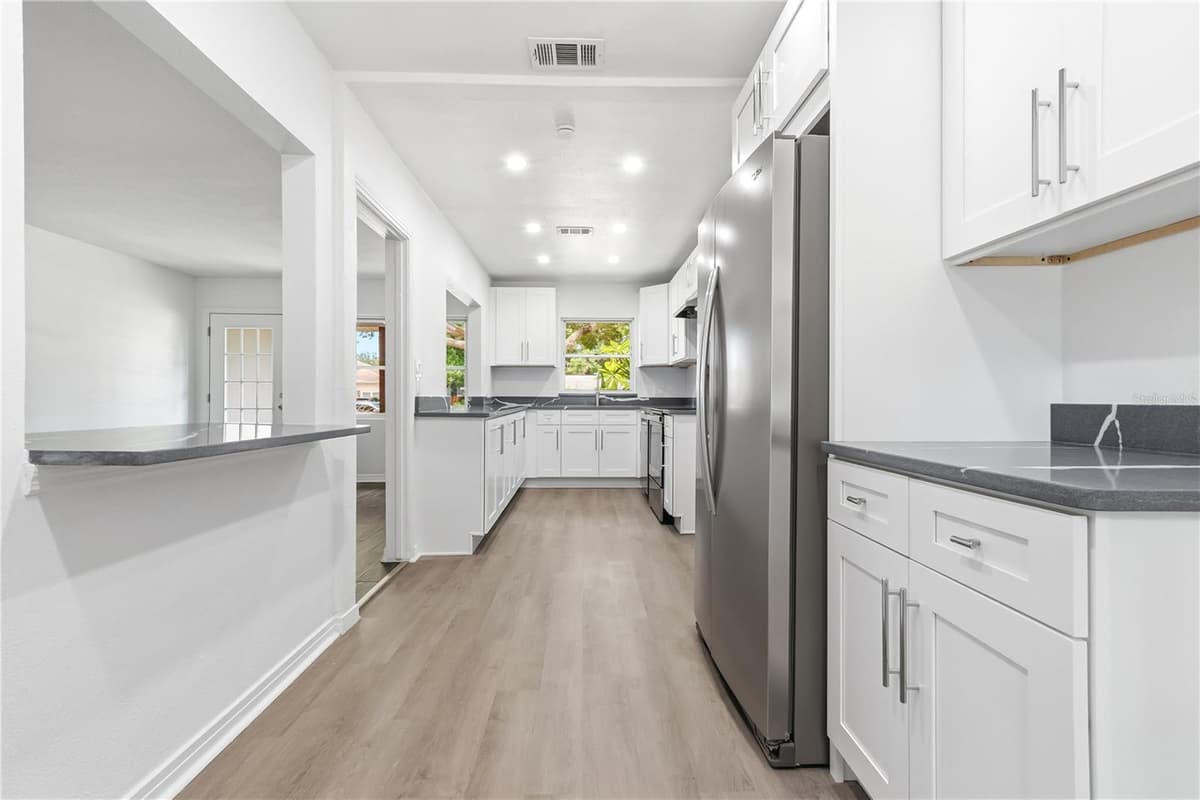 10 ORION AVENUE — photo 16 of 39
