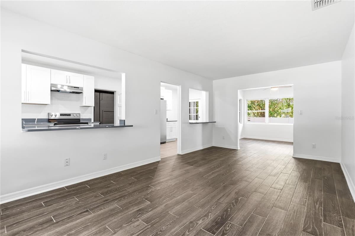 10 ORION AVENUE — photo 5 of 39