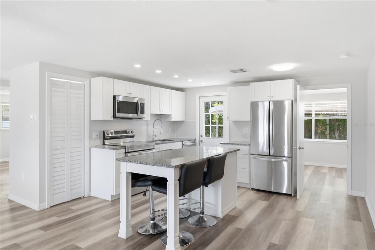 4810 GUARDIAN AVENUE — photo 4 of 37