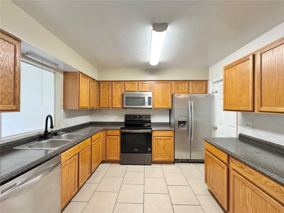 506 THOMAS AVENUE — photo 8 of 36