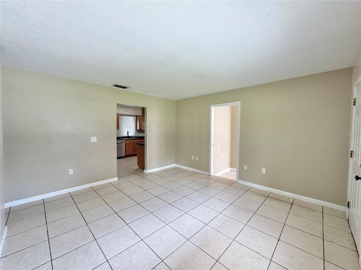 506 THOMAS AVENUE — photo 3 of 36