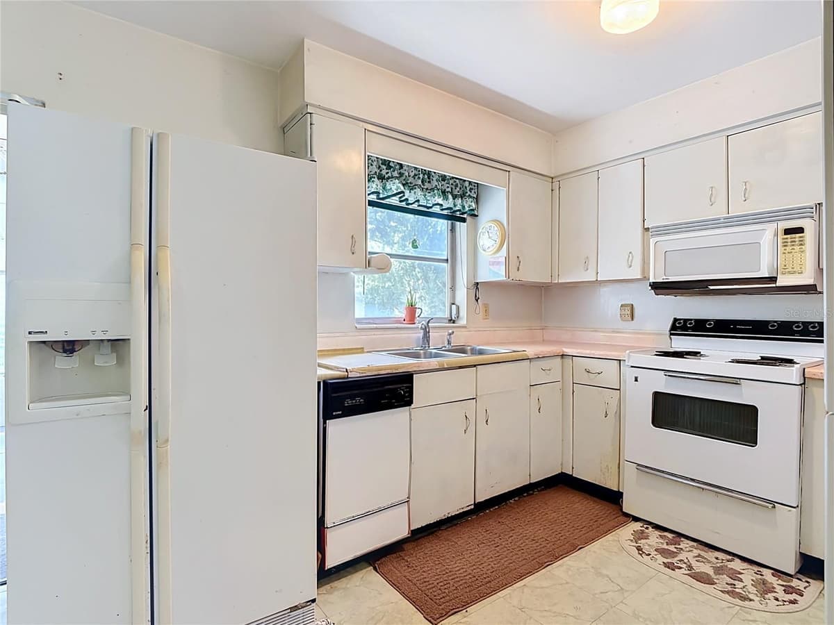 220 PINEHURST DR — photo 14 of 44