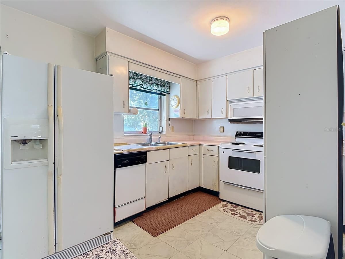 220 PINEHURST DR — photo 13 of 44