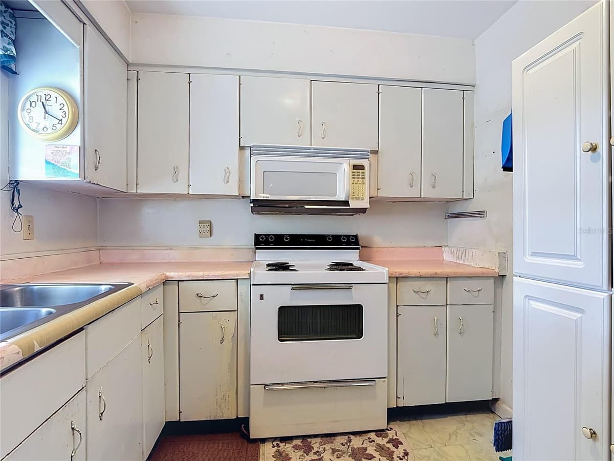 220 PINEHURST DR — photo 15 of 44