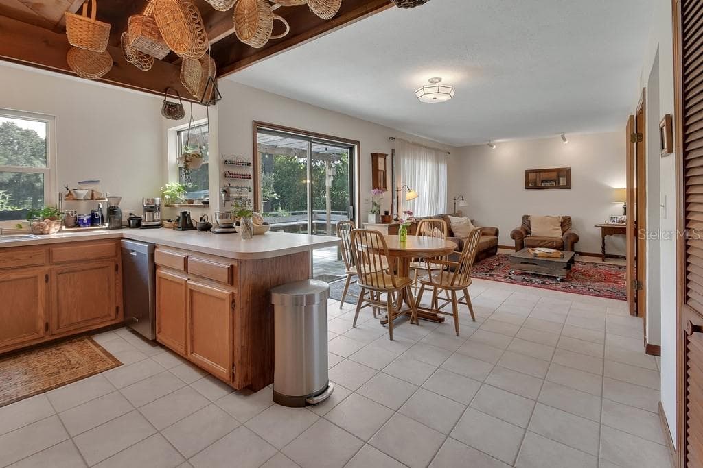 1379 TAYLOR ROAD — photo 4 of 56