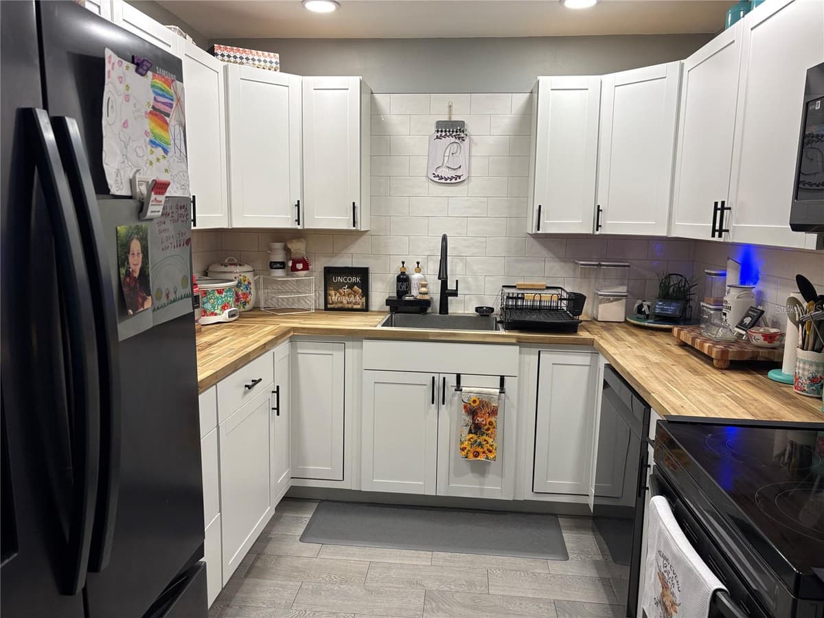 9216 ABBOT DRIVE — photo 5 of 24