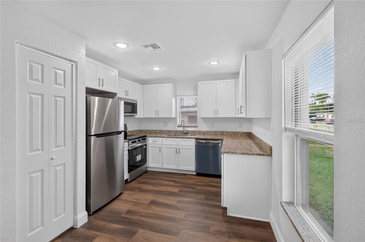 728 HENRY ST — photo 11 of 40