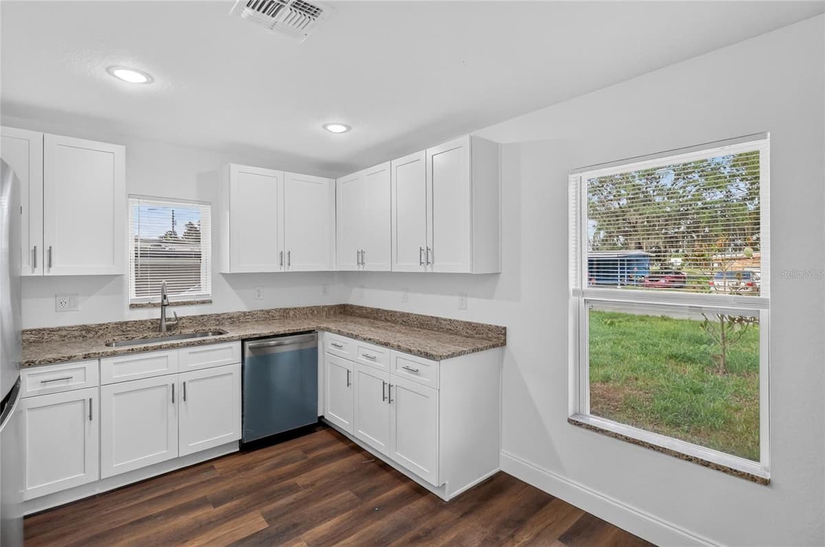 728 HENRY ST — photo 13 of 40