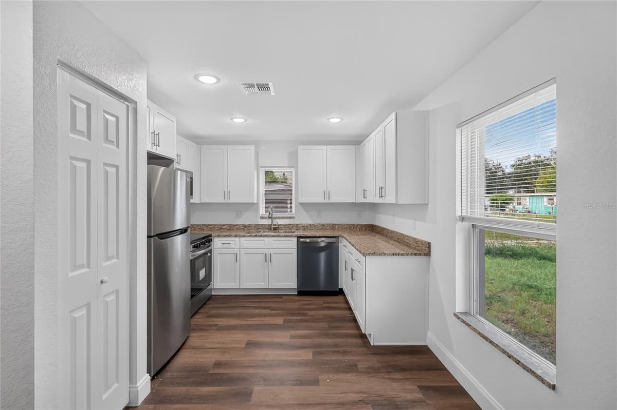 728 HENRY ST — photo 10 of 40