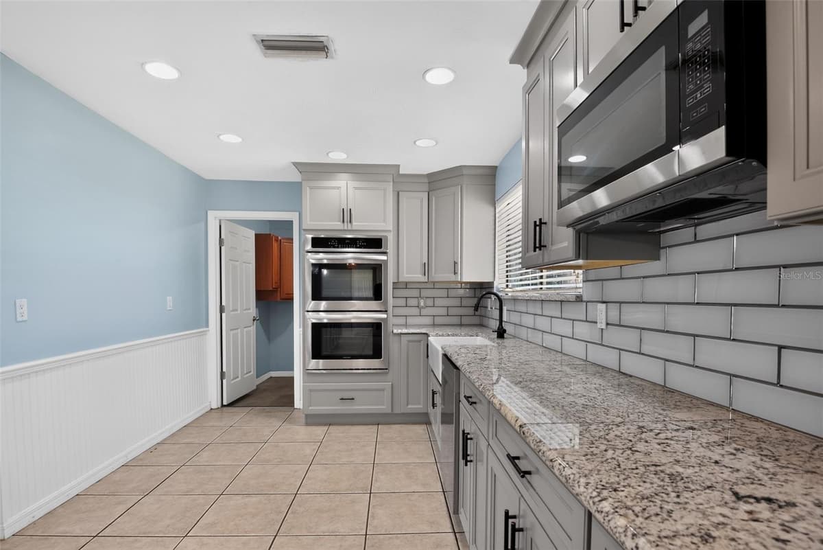 408 PALM AVENUE — photo 16 of 45
