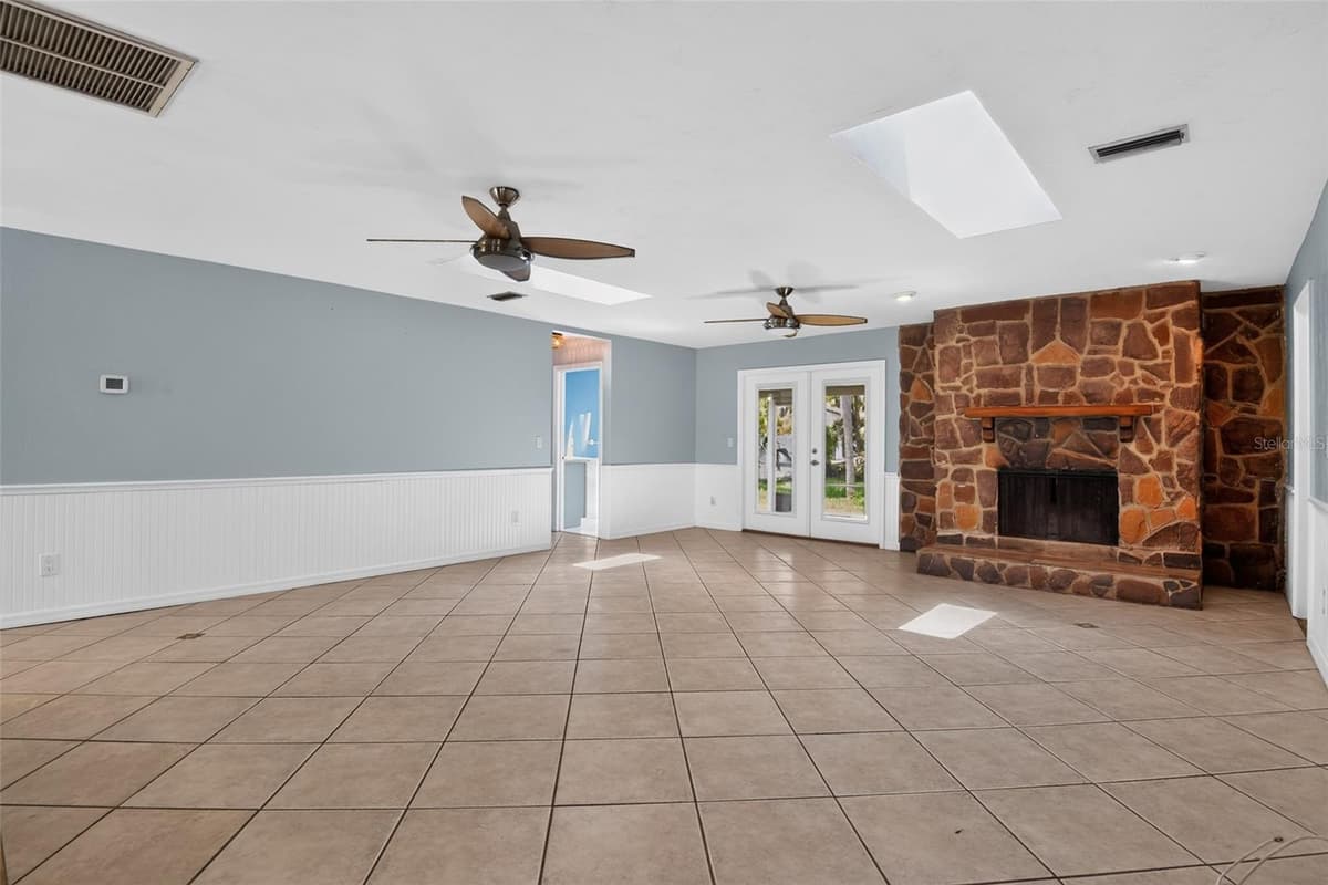 408 PALM AVENUE — photo 5 of 45