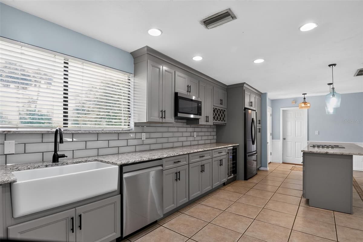 408 PALM AVENUE — photo 8 of 45