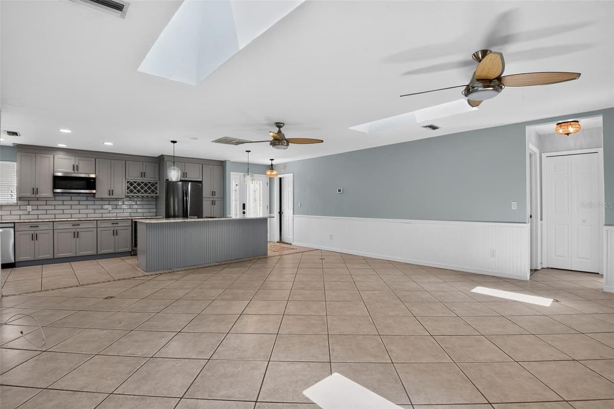 408 PALM AVENUE — photo 7 of 45