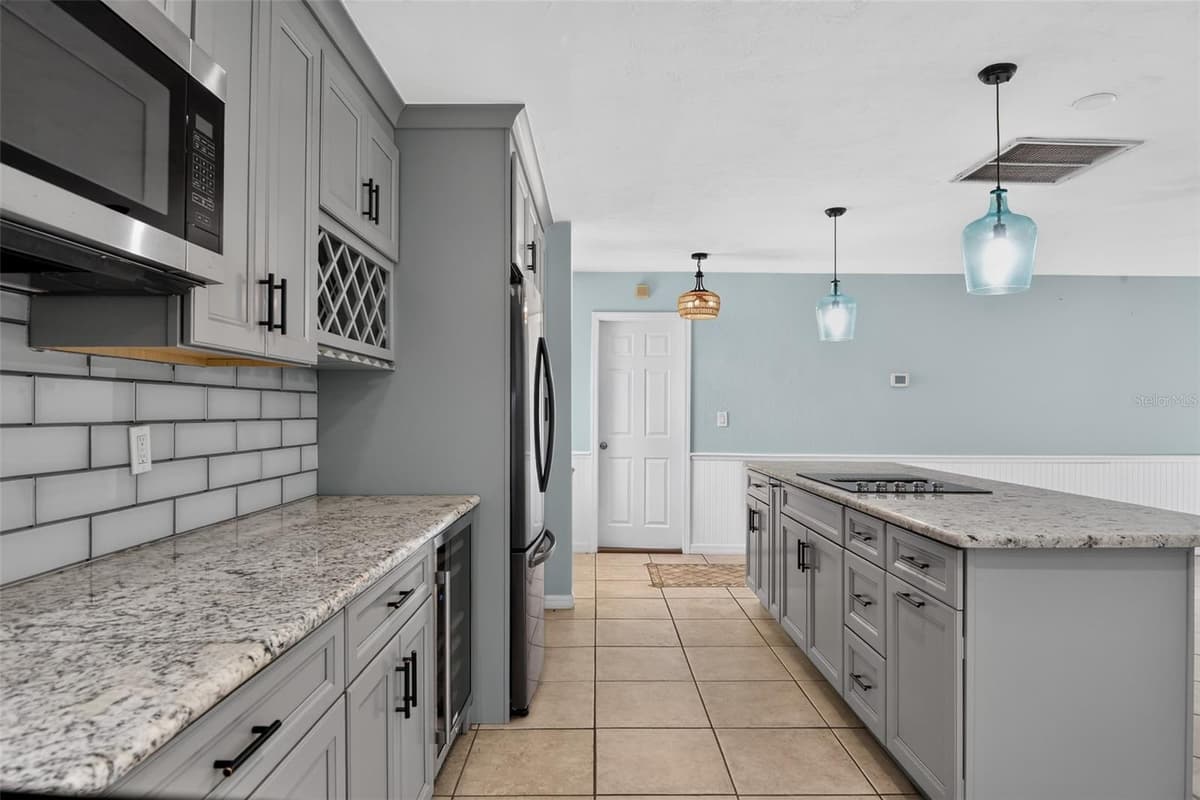 408 PALM AVENUE — photo 10 of 45
