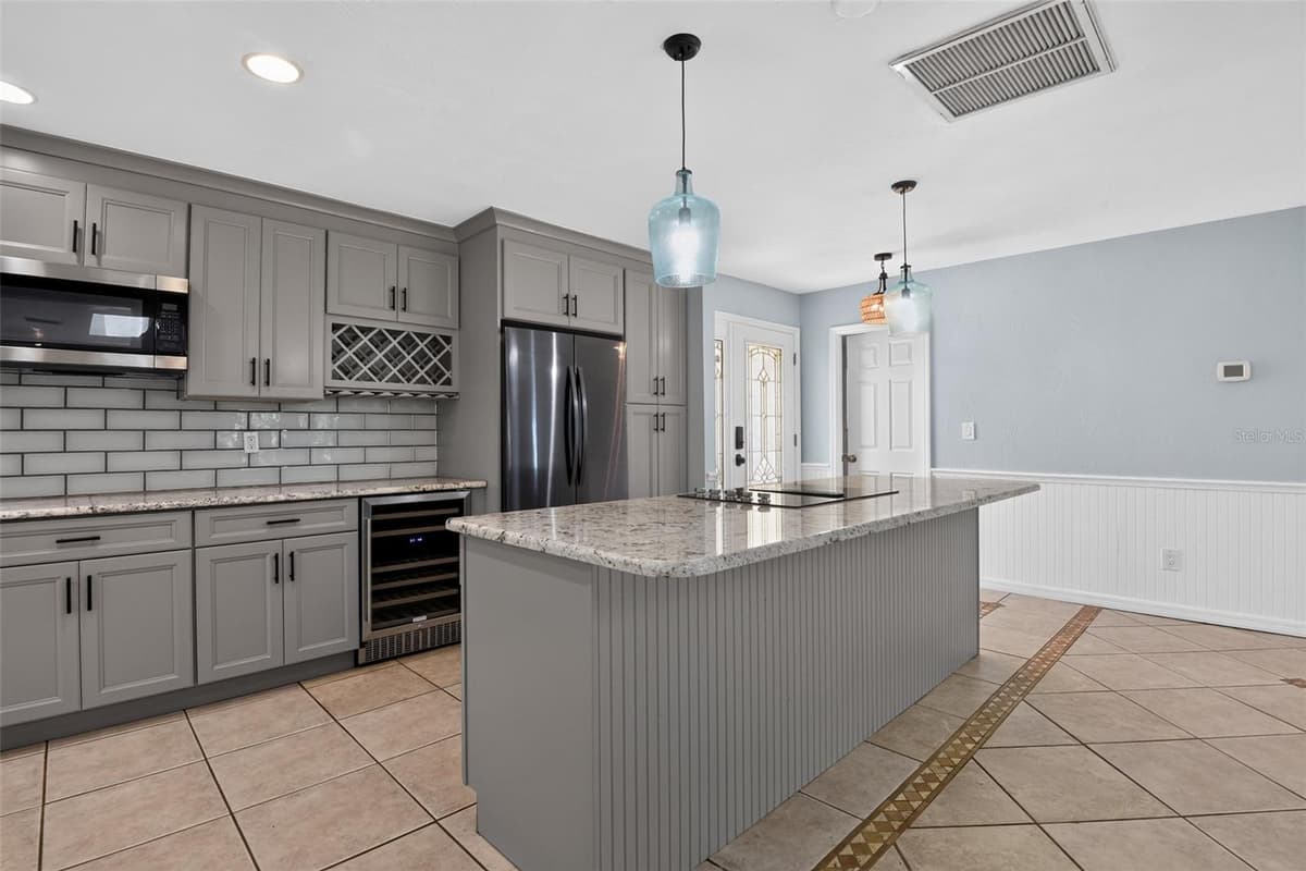 408 PALM AVENUE — photo 12 of 45