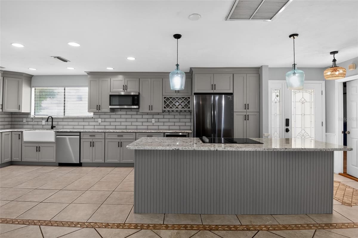 408 PALM AVENUE — photo 11 of 45