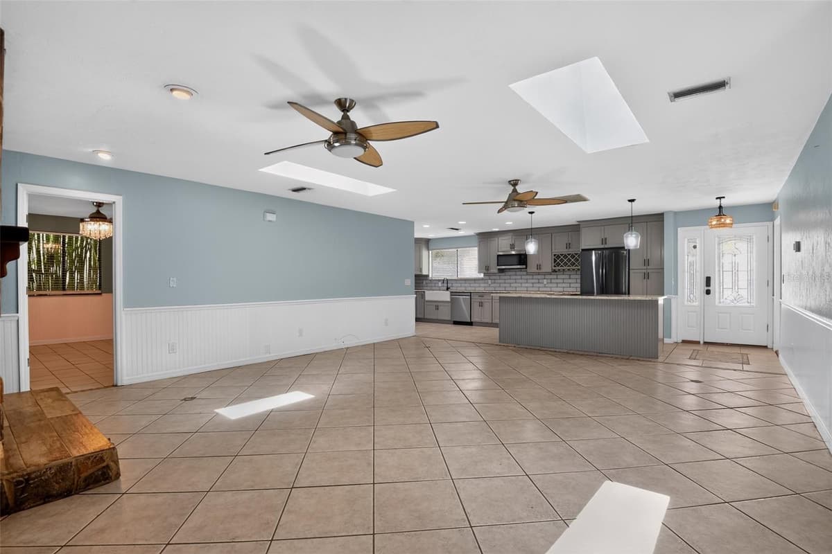 408 PALM AVENUE — photo 6 of 45