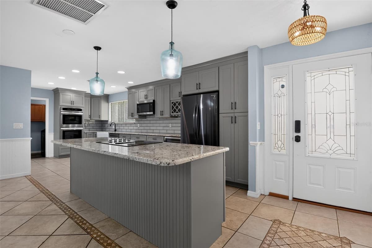 408 PALM AVENUE — photo 14 of 45