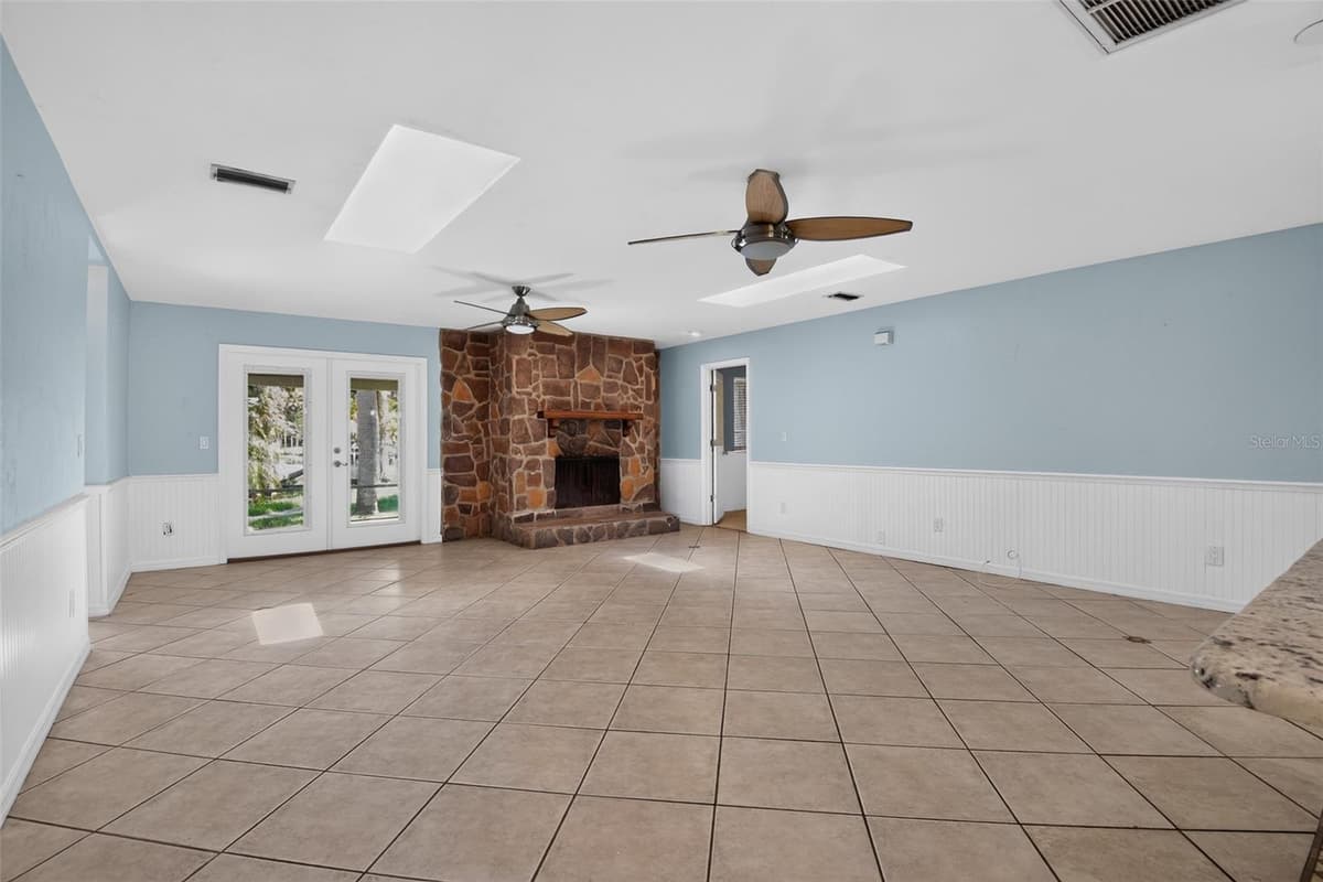 408 PALM AVENUE — photo 4 of 45