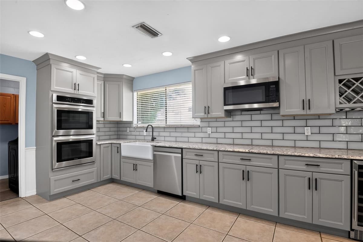 408 PALM AVENUE — photo 13 of 45