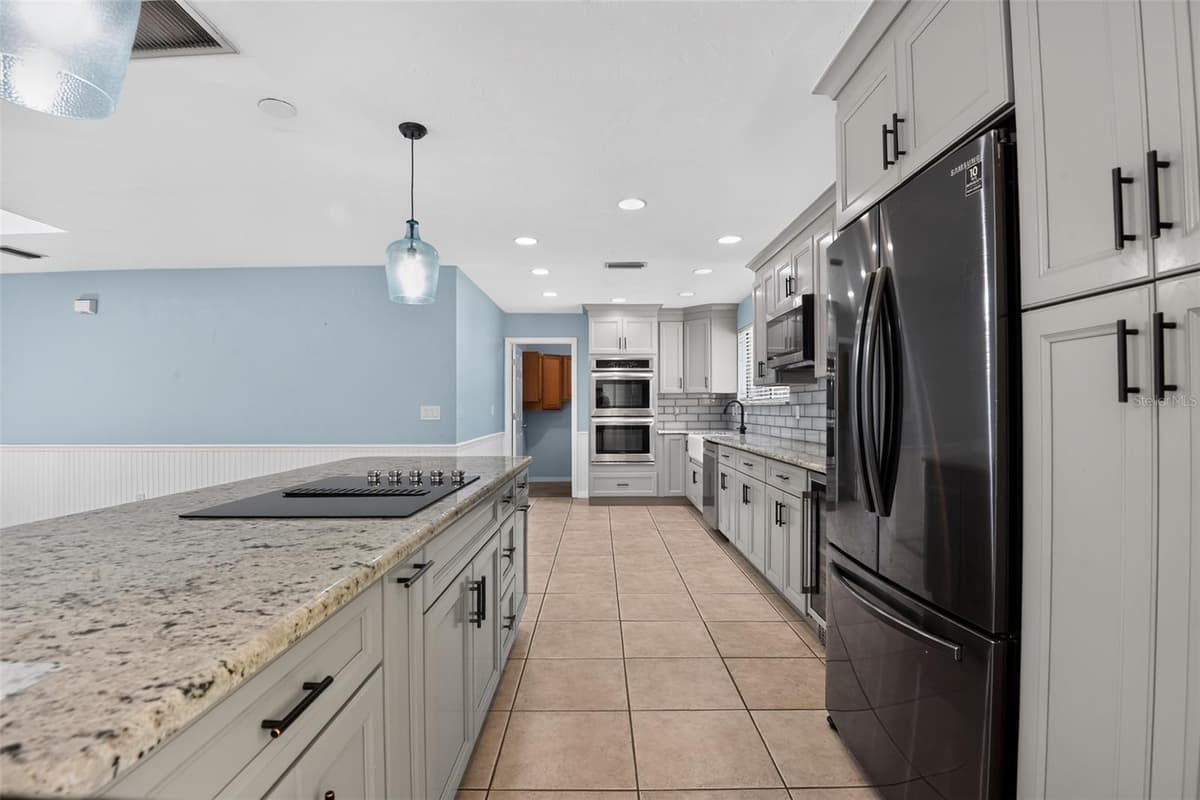 408 PALM AVENUE — photo 17 of 45