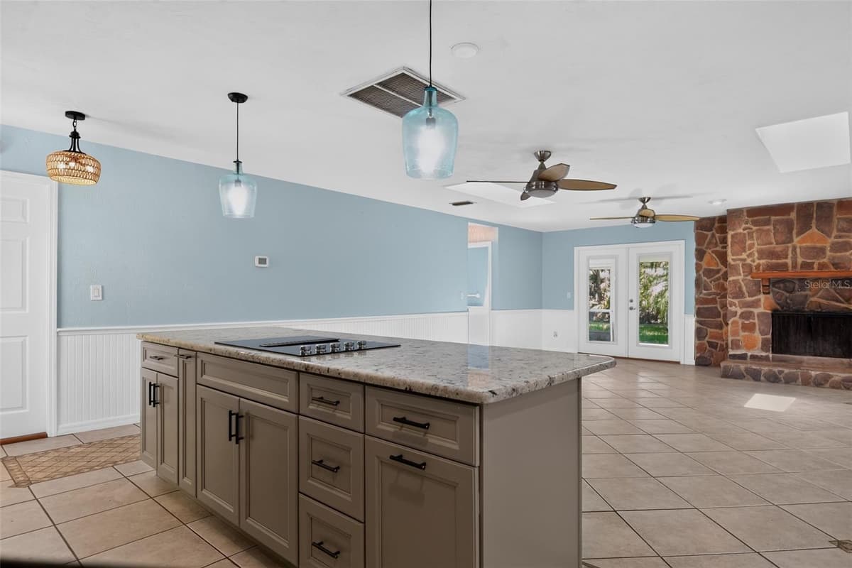 408 PALM AVENUE — photo 15 of 45