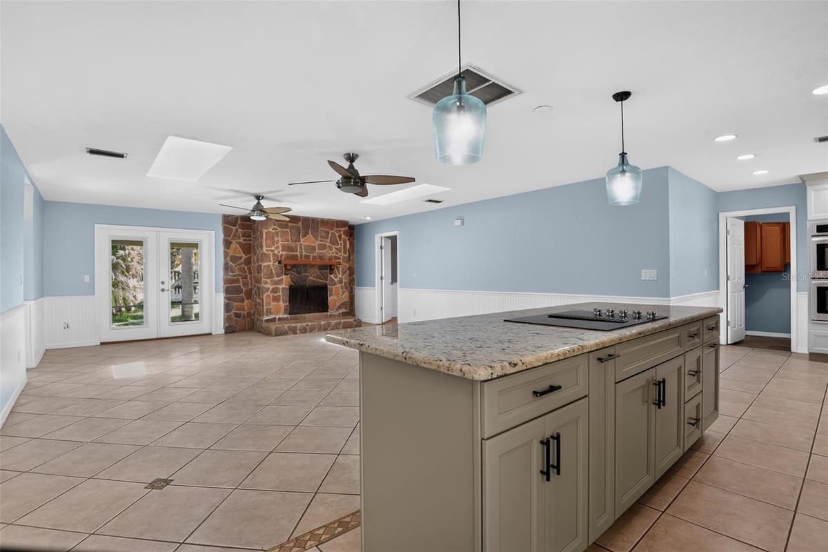 408 PALM AVENUE — photo 9 of 45
