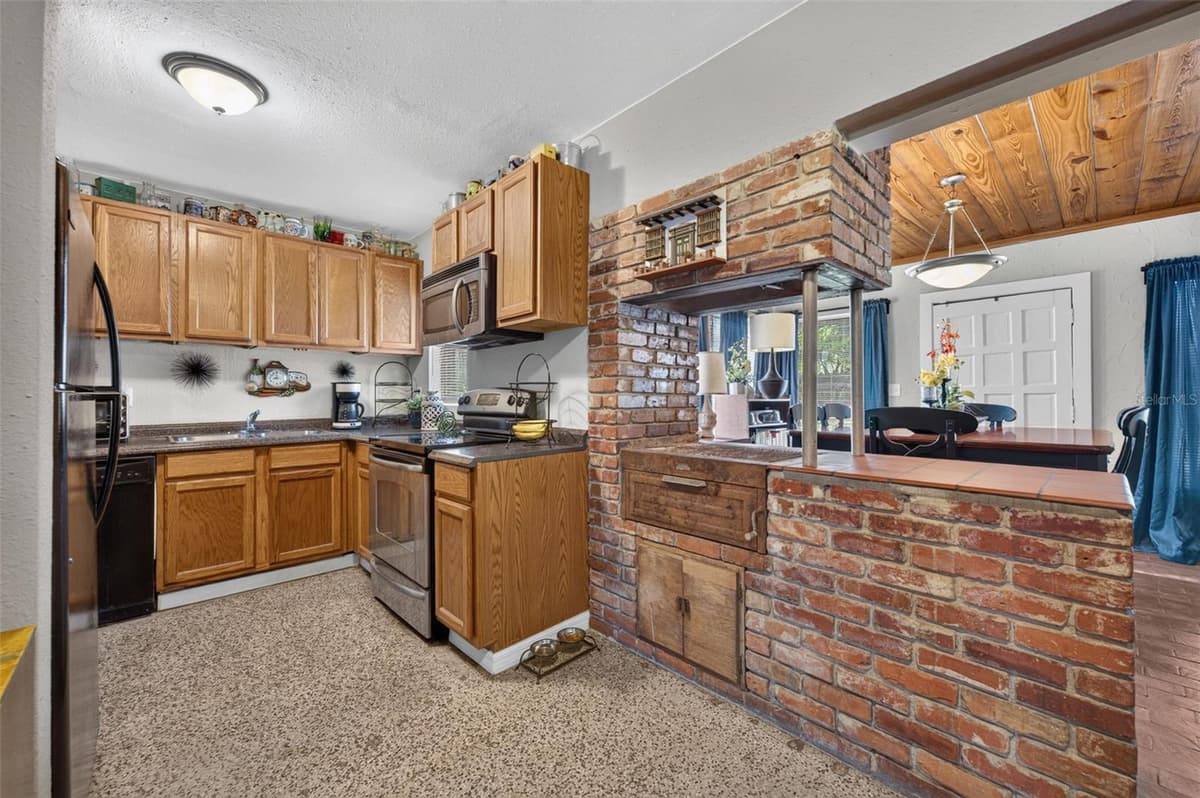 224 PIERCE AVENUE — photo 10 of 31