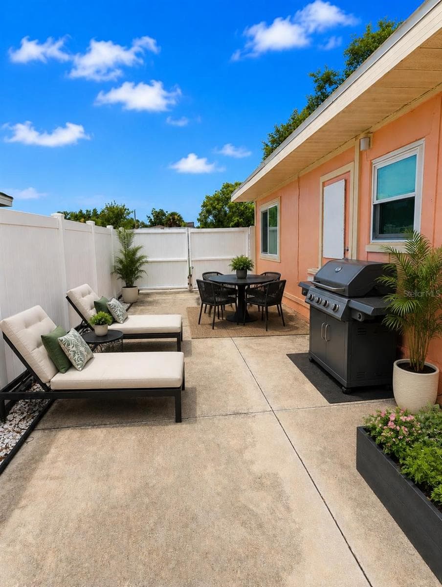 733 LAUREL AVENUE — photo 10 of 15