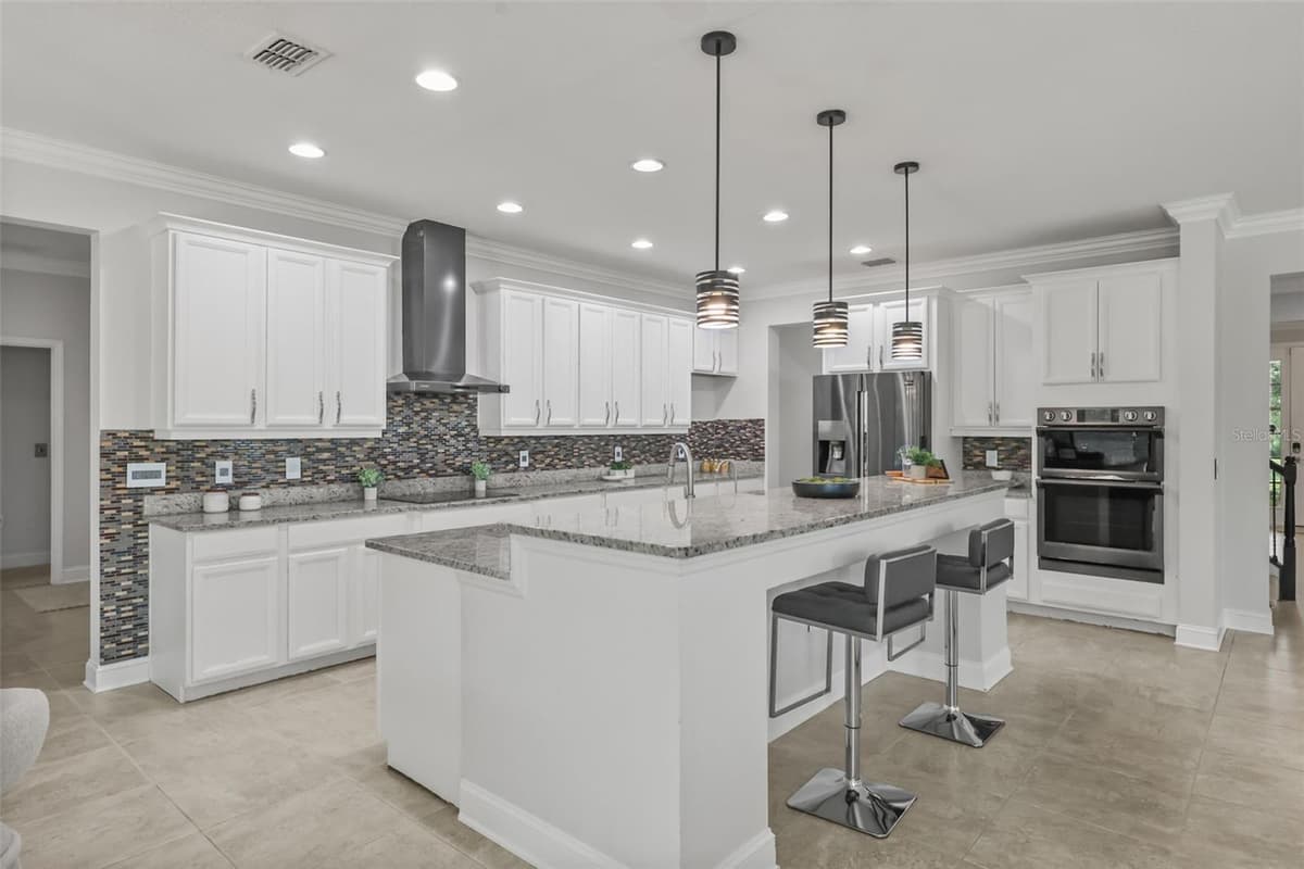 17112 GUILFORD COURT — photo 4 of 33